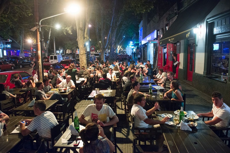 Curtir os bares da Avenida Arístides Villanueva em Mendoza
