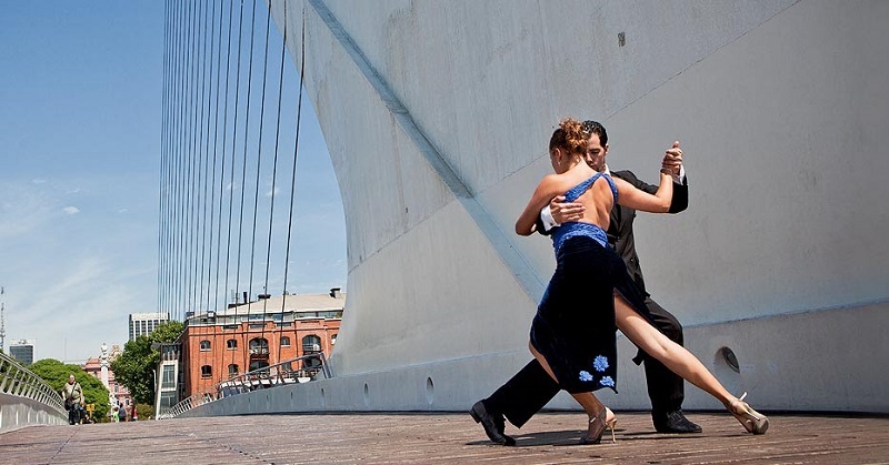 Casal dançando tango em Buenos Aires