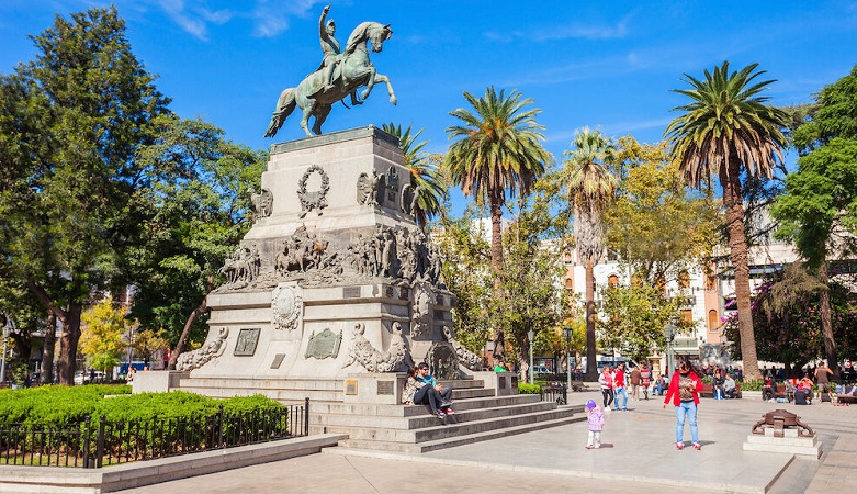 Turistas curtindo o centro de Mendoza a pé