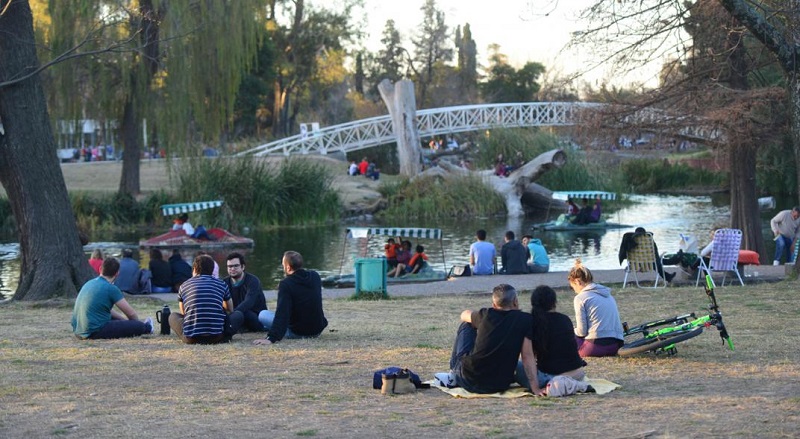 Turistas curtindo o Parque Sarmiento em Córdoba