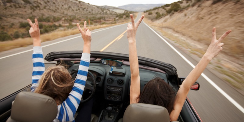 Meninas viajando de carro