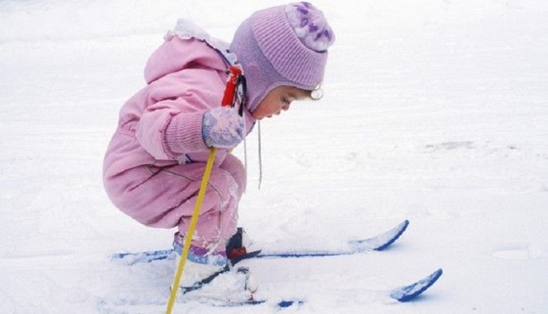Criança esquiando