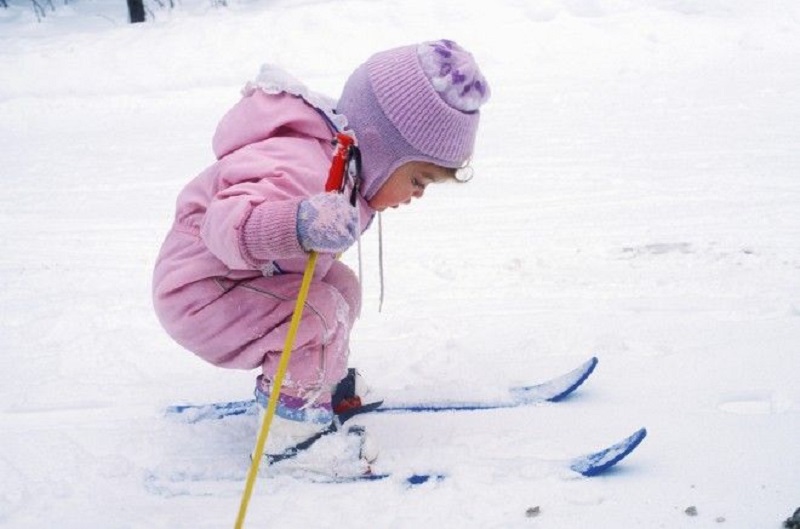 Criança brincando na neve