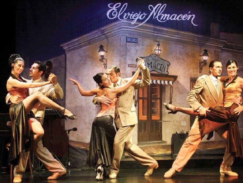 Dançarinos de tango no El Viejo Almacén em Buenos Aires