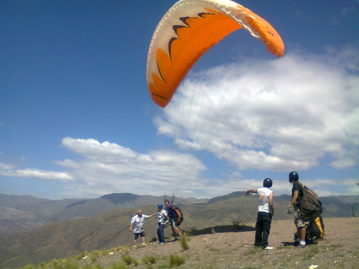 Voo de parapente no Cerro Arco em Mendoza